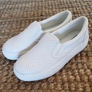 Slip-on Perforated Comfy Sneaker Loafer White Faux Leather Women’s 6 Size NIB